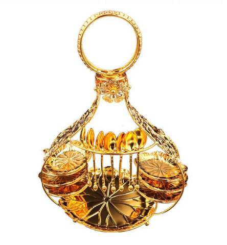 Teller und Löffel Gold